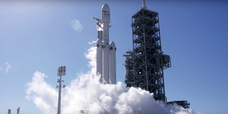 Il Falcon Heavy durante un test sulla rampa di lancio a Cape Canaveral (SpaceX)