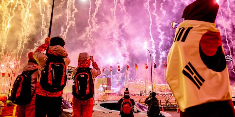 Fuochi d'artificio all'esterno dello Stadio Olimpico di Pyeongchang (MARTIN BERNETTI/AFP/Getty Images)