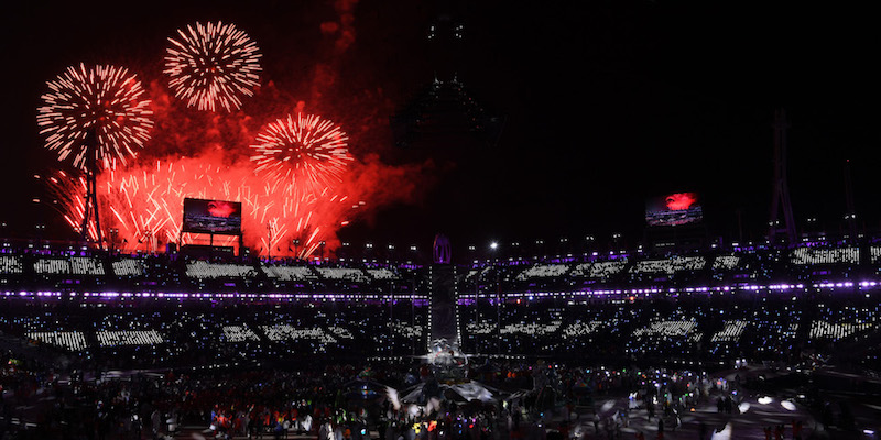 Fuochi d'artificio sopra lo Stadio Olimpico di Pyeongchang (David Ramos/Getty Images)
