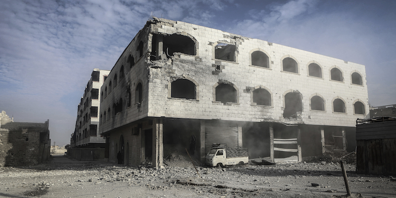 Un edificio danneggiato dai bombardamenti aerei a Douma, nella zona di Ghouta orientale (Samer Bouidani/picture-alliance/dpa/AP Images)