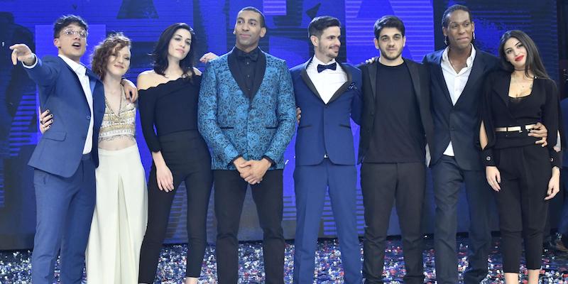 Gli otto cantanti in concorso al Festival di Sanremo nella categoria "Nuove proposte", fotografati il 15 dicembre 2017 a "Sarà Sanremo", quando sono stati selezionati (ANSA/ RICCARDO DALLE LUCHE)