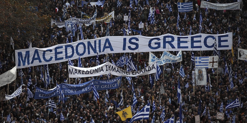 Manifestazione ad Atene, in Grecia, contro il possibile compromesso del governo greco con quello della Macedonia sul nome di questo paese, il 4 febbraio 2018 (AP Photo/Petros Giannakouris)