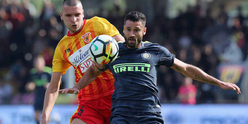 Berat Djimsiti contrasta Antonio Candreva nella partita del girone di andata tra Benevento e Inter (Maurizio Lagana/Getty Images)