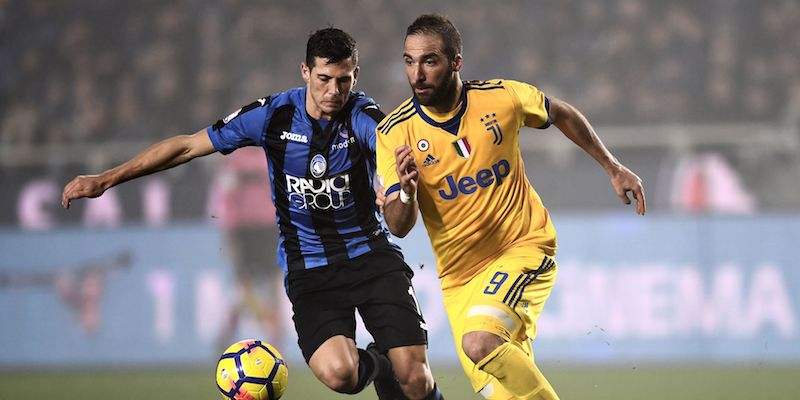 Remo Freuler e Gonzalo Higuain nella partita del girone di andata tra Atalanta e Juventus (MARCO BERTORELLO/AFP/Getty Images)