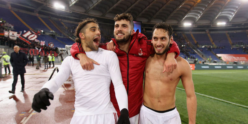 Ricardo Rodriguez, Patrick Cutrone e Hakan Calhanoglu dopo la vittoria di Serie A contro la Roma in trasferta allo stadio Olimpico (Paolo Bruno/Getty Images)