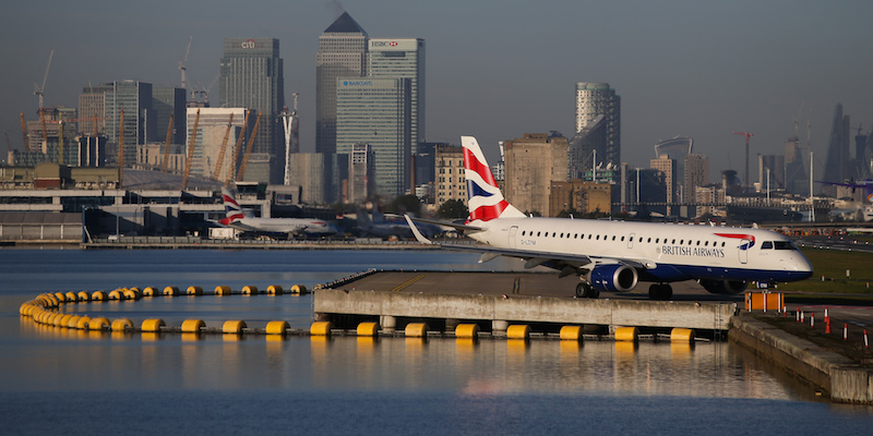 Un aereo della British Airways all'aeroporto di London City (DANIEL LEAL-OLIVAS/AFP/Getty Images)