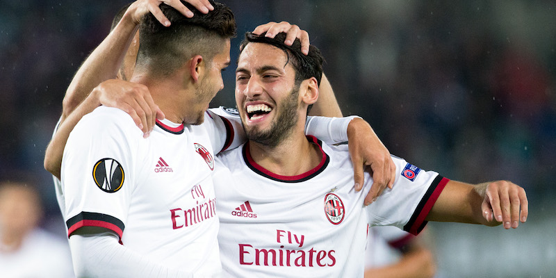 Andre Silva e Hakan Calhanoglu durante la partita di Europa League contro l'Austria Vienna (GEORG HOCHMUTH/AFP/Getty Images)