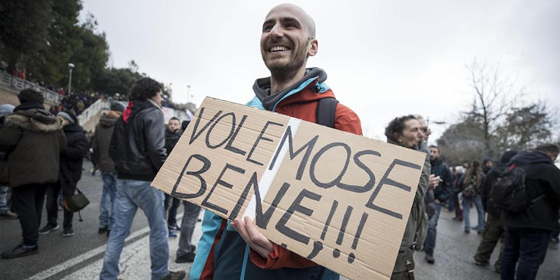 Un manifestante, il 10 febbraio a Macerata (ANSA/MASSIMO PERCOSSI)