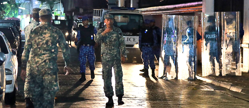 Soldati pattugliano le strade a Malé, nelle Maldive. (AP Photo/ Mohamed Sharuhaan)