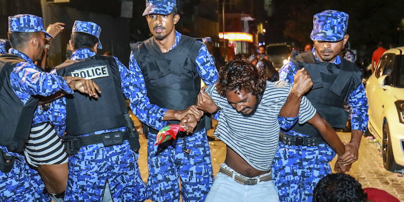 La polizia delle Maldive arresta un sostenitore dell'opposizione al presidente Yameen a Malé, il 2 febbraio 2018 (AP Photo/Mohamed Sharuhaan)