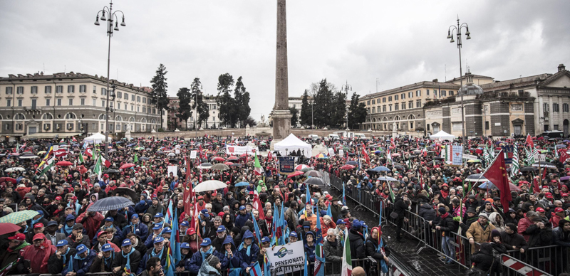 La manifestazione antifascista dell'ANPI (ANSA/GIUSEPPE LAMI)