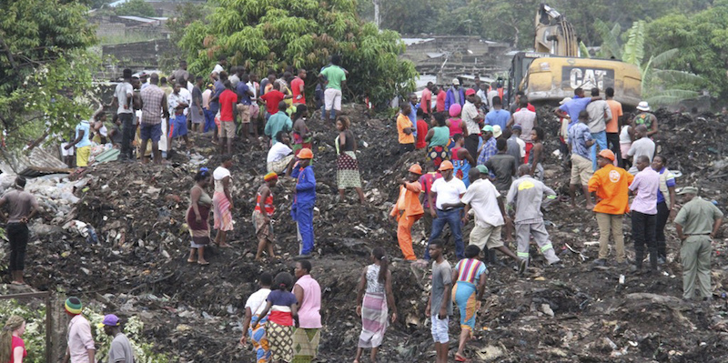I soccorsi dopo il crollo, Maputo (AP Photo/Ferhat Momade)