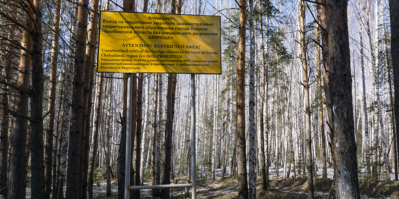 Un cartello nei pressi di Ozyorsk, Russia, indica che l’ingresso in città è vietato agli stranieri: nella zona c’è lo stabilimento di Mayak (AP Photo/Katherine Jacobsen, File)