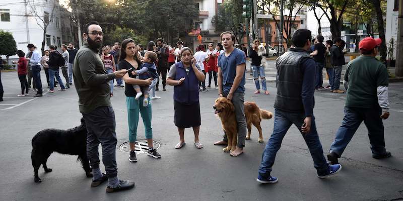 Un gruppo di persone in strada nel quartiere Roma di Città del Messico, dopo il terremoto del 16 febbraio 2018 (ALFREDO ESTRELLA/AFP/Getty Images)