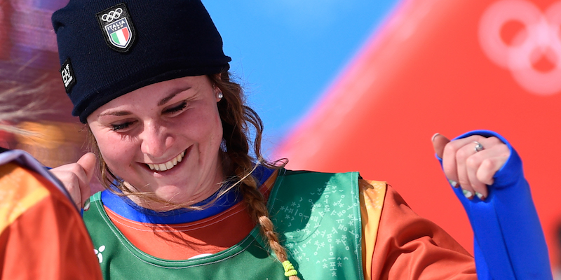 Michela Moioli sul podio dello snowboard cross (MARTIN BUREAU/AFP/Getty Images)