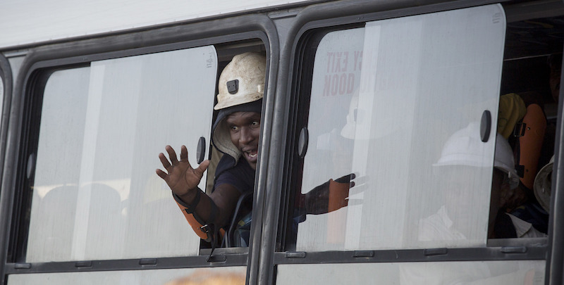 Uno dei minatori liberati dalla miniera in Sudafrica (AP Photo)