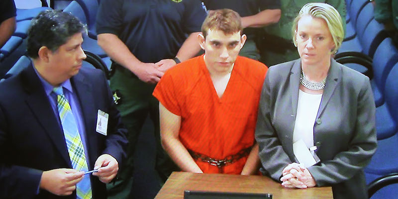 Nikolas Cruz, l'autore della sparatoria alla Marjory Stoneman Douglas High School di Parkland, in Florida, ripreso durante un'udienza alla Broward County Courthouse il 15 febbraio 2018, a Fort Lauderdale (Susan Stocker - Pool/Getty Images)