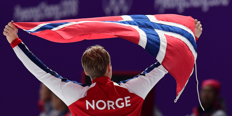 Il norvegese Haavard Lorentzen festeggia l'oro vinto nei 500 metri del pattinaggio di velocità (ROBERTO SCHMIDT/AFP/Getty Images)