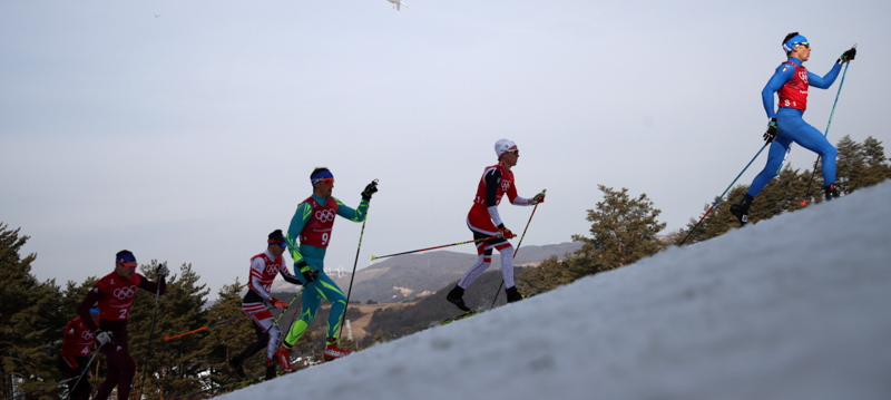 L'italiano Maicol Rastelli, a destra, durante la staffetta 4x10 km di sci di fondo. (Adam Pretty/Getty Images)