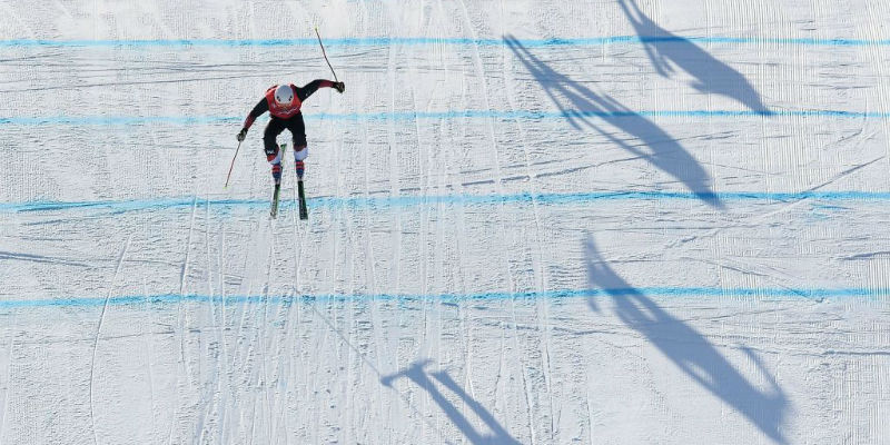 Lo svizzero Armin Niederer durante la cosiddetta "piccola finale" dello ski cross maschile, che determina i posti dal quinto all'ottavo (LOIC VENANCE/AFP/Getty Images)
