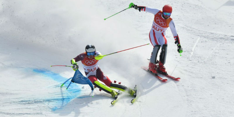 Lo svizzero Daniel Yule e l'austriaco Marco Schwarz durante la gara a squadre di sci alpino (DIMITAR DILKOFF/AFP/Getty Images)