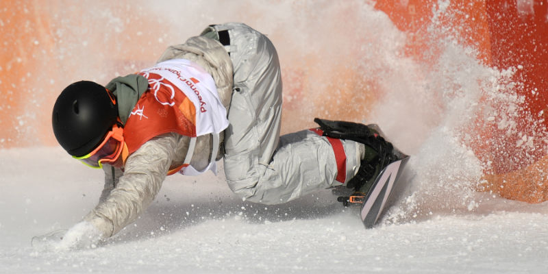 Lo snowboarder americano Remond Gerard durante la finale maschile dello slopestyle (MARTIN BUREAU/AFP/Getty Images)