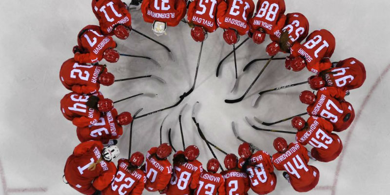 Le atlete della squadra russa di hockey femminile dopo la sconfitta in semifinale con il Canada (JUNG YEON-JE/AFP/Getty Images)