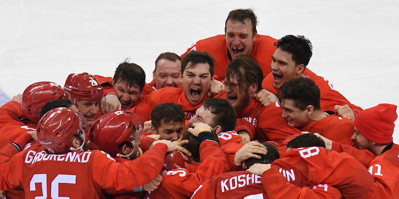 La squadra di hockey degli atleti olimpici russi festeggia l'oro vinto in finale contro la Germania
(KIRILL KUDRYAVTSEV/AFP/Getty Images)