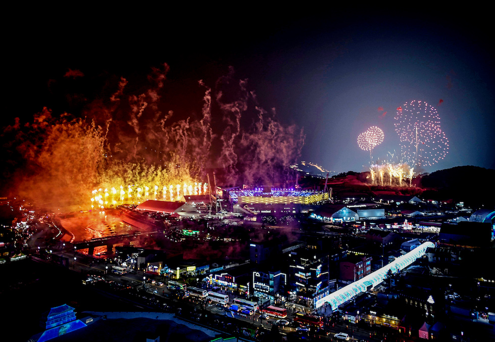 Fuochi d'artificio all'esterno dello Stadio Olimpico di Pyeongchang
(MARTIN BERNETTI/AFP/Getty Images)