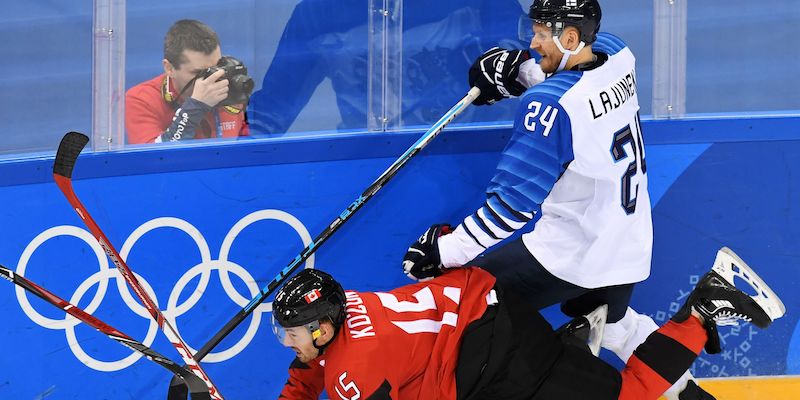 Il canadese Brandon Kozun e il finlandese Jani Lajunenin (KIRILL KUDRYAVTSEV/AFP/Getty Images)