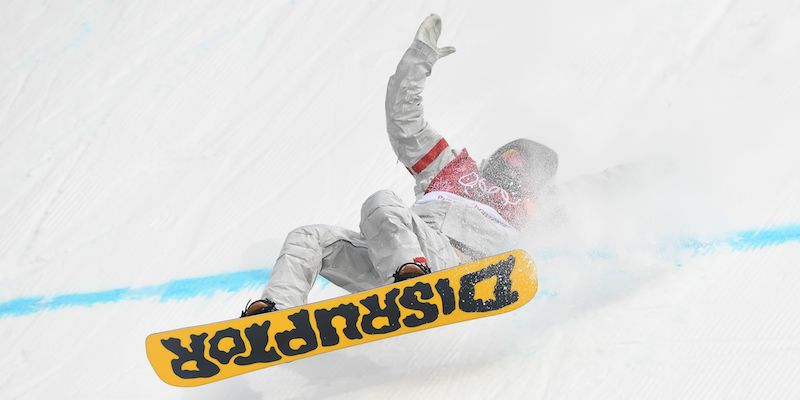 La caduta di Kyle Mack nel terzo round delle finali del big air snowboard (CHRISTOF STACHE/AFP/Getty Images)