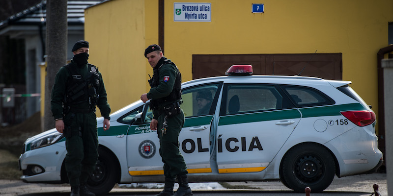 Due poliziotti davanti alla casa in cui il giornalista investigativo slovacco Ján Kuciak e la sua fidanzata Martina Kušnírova sono stati uccisi, a Velka Maca, a est di Bratislava, il 26 febbraio 2018 (VLADIMIR SIMICEK/AFP/Getty Images)