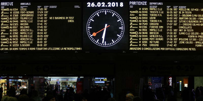 Treni in ritardo alla stazione Roma Termini a causa della neve, 26 febbraio (Vincenzo Livieri - LaPresse)