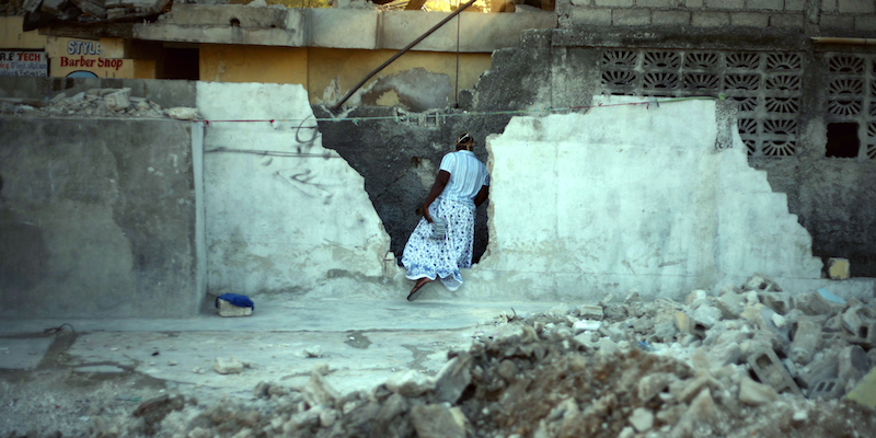 Una donna haitiana cammina tra le macerie di un edificio a Port-au-Prince, il 5 gennaio 2011 (HECTOR RETAMAL/AFP/Getty Images)