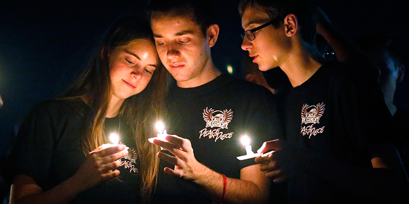 Partecipanti a una veglia organizzata per ricordare i morti e i feriti della strage alla Marjory Stoneman Douglas High School di Parkland, Florida, Stati Uniti (AP Photo/Wilfredo Lee) 
