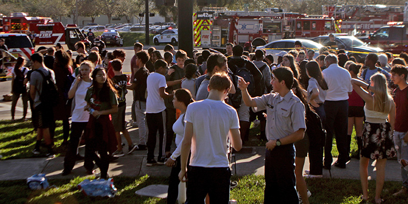 Gli studenti dopo l'evacuazione della Marjory Stoneman Douglas High School di Parkland, Florida, Stati Uniti (John McCall/South Florida Sun-Sentinel via AP)