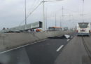 È crollato un palo della segnaletica stradale sul Ponte della Libertà di Venezia: il traffico è stato bloccato in entrambe le direzioni