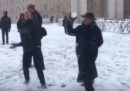 Preti contro pellegrini a palle di neve, in piazza San Pietro