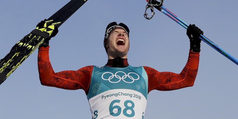 Lo svizzero Dario Cologna festeggia la vittoria nella gara dei 15 chilometri di sci di fondo, tecnica libera
(AP Photo/Kirsty Wigglesworth)