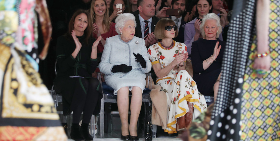 Caroline Rush, direttrice del British Fashion Council, la regina Elisabetta II, Anna Wintour e Angela Kelly, il 20 febbraio a Londra (YUI MOK/AFP/Getty Images)