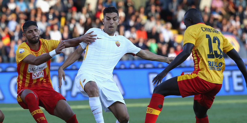 Achraf Lazaar contrasta Lorenzo Pellegrini durante Benevento-Roma del girone di andata (Maurizio Lagana/Getty Images)