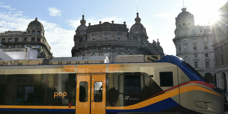 La presentazione di un nuovo treno regionale di Trenitalia nel centro di Genova (LaPresse/Fabio Ferrari)