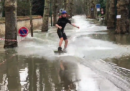 Alcuni ragazzi hanno fatto wakeboard per le strade inondate dalla Senna