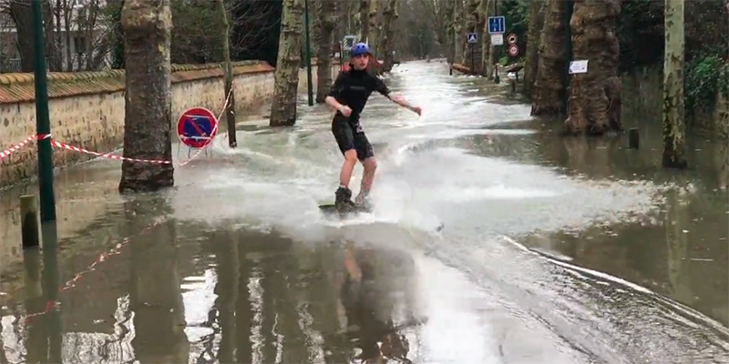 Alcuni ragazzi hanno fatto wakeboard per le strade inondate dalla Senna