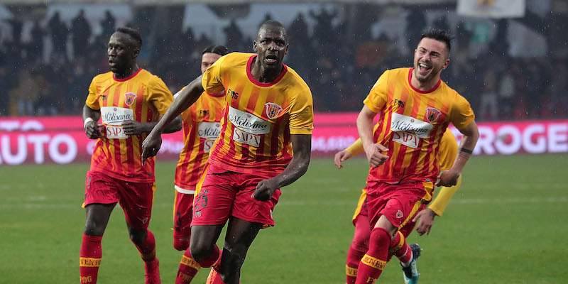 Bacary Sagna e Cheick Diabatè esultano dopo il gol della vittoria segnato a Crotone (Francesco Pecoraro/Getty Images)