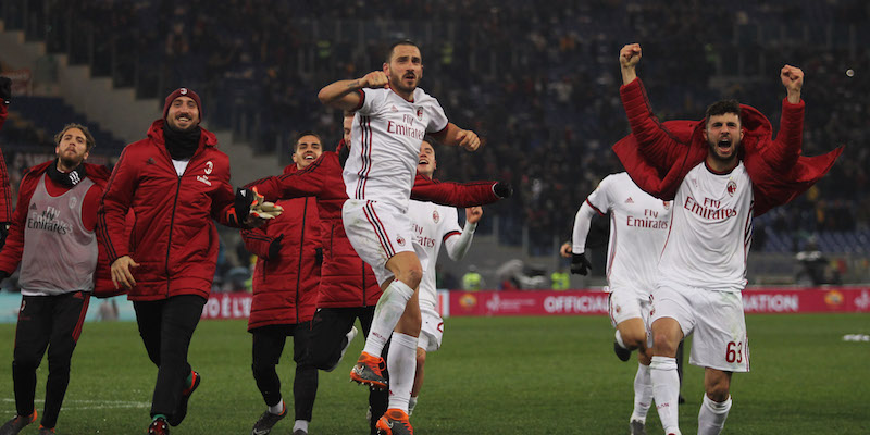 I giocatori del Milan festeggiano all'Olimpico la vittoria contro la Roma (Paolo Bruno/Getty Images)