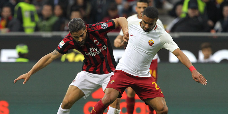 Bruno Peres e Ricardo Rodriguez nella partita del girone di andata tra Milan e Roma, che domenica sera giocheranno il posticipo domenicale (Marco Luzzani/Getty Images)