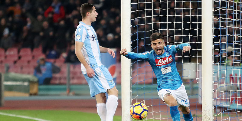 Lorenzo Insigne esulta dopo il secondo gol del Napoli, arrivato grazie all'autorete di Wallace (Francesco Pecoraro/Getty Images)
