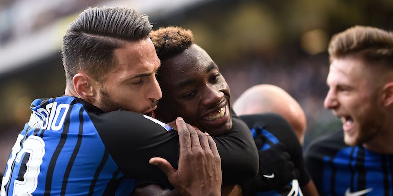 Yann Karamoh abbracciato da Danilo D'Ambrosio dopo aver segnato il gol della vittoria contro il Bologna (MARCO BERTORELLO/AFP/Getty Images)