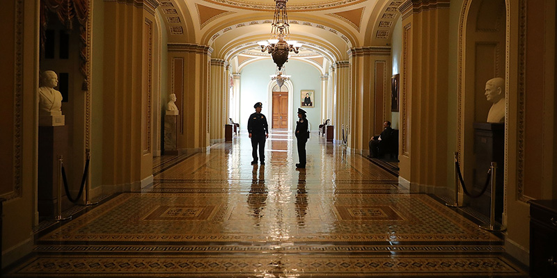 Due agenti di polizia in uno dei corridoi all’esterno del Senato al palazzo del Congresso di Washington, DC, Stati Uniti (Chip Somodevilla/Getty Images)